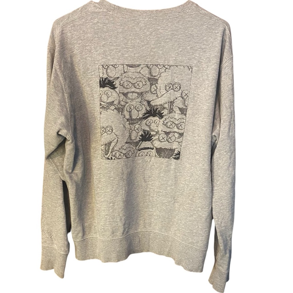 Uniqlo UT KAWS Sesame Street Gray Graphic Sweatshirt Size Medium Streetwear